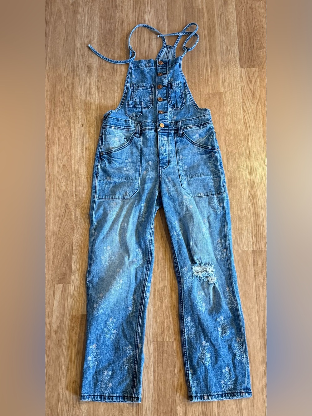 EUC Women’s Pilcro “The Painters” Floral Blue Distressed Denim Overalls-Size 26